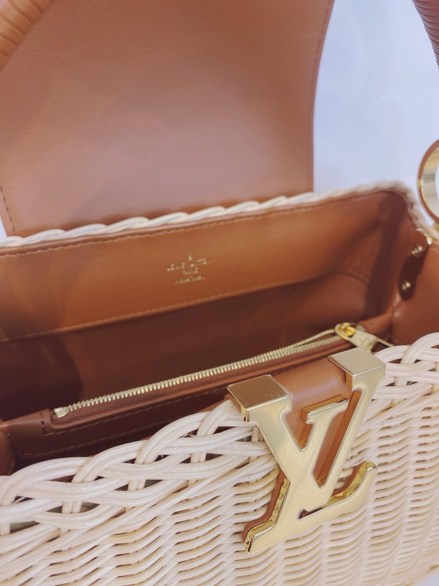 BROWN BEIGE BRAIDED RATTAN WITH SMOOTH COWHIDE LEATHER HANDLE CAPUCINES BB HANDBAG