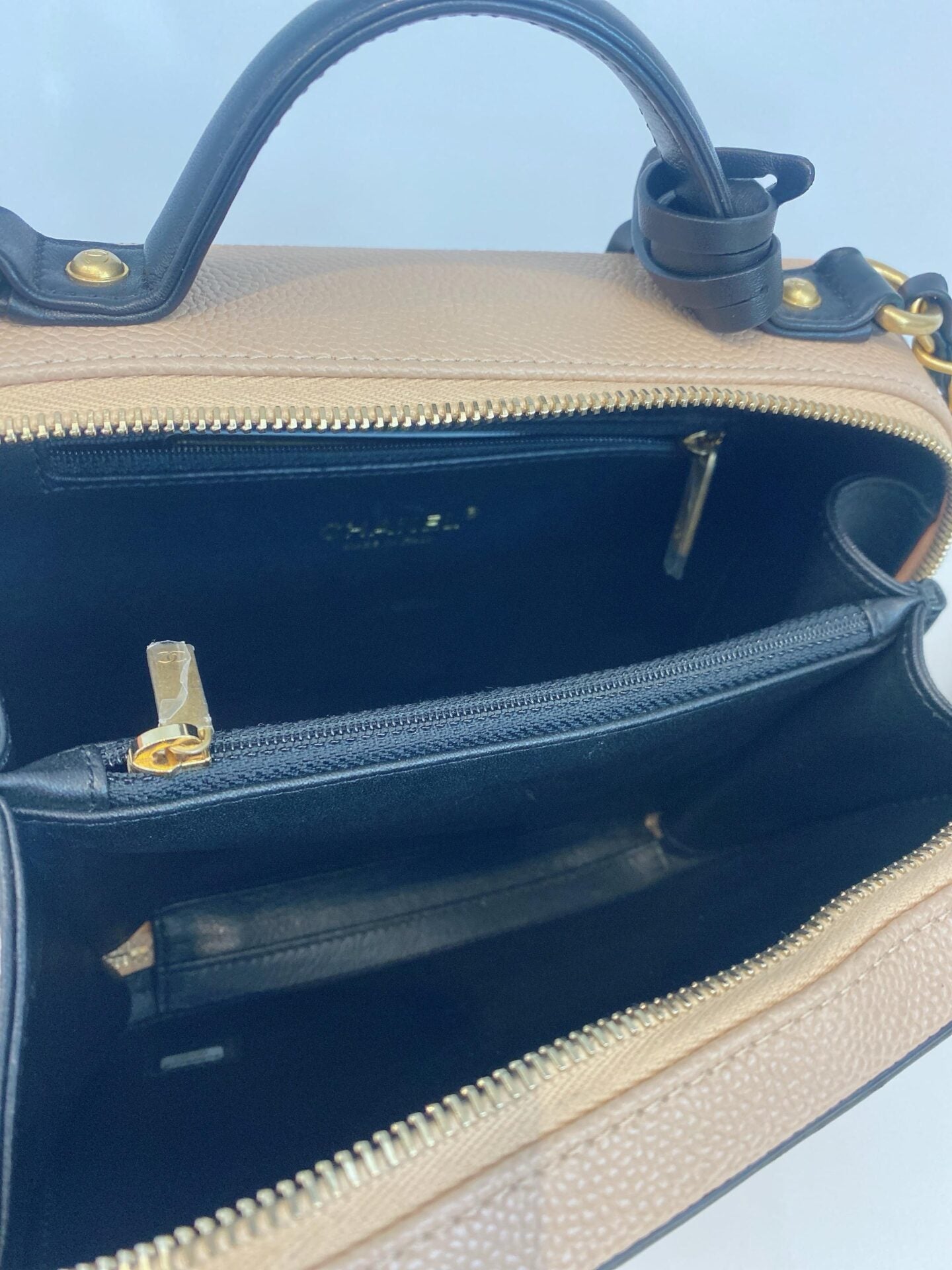 BEIGE BLACK CAVIAR QUILTED LEATHER MEDIUM CC FILIGREE VANITY CASE