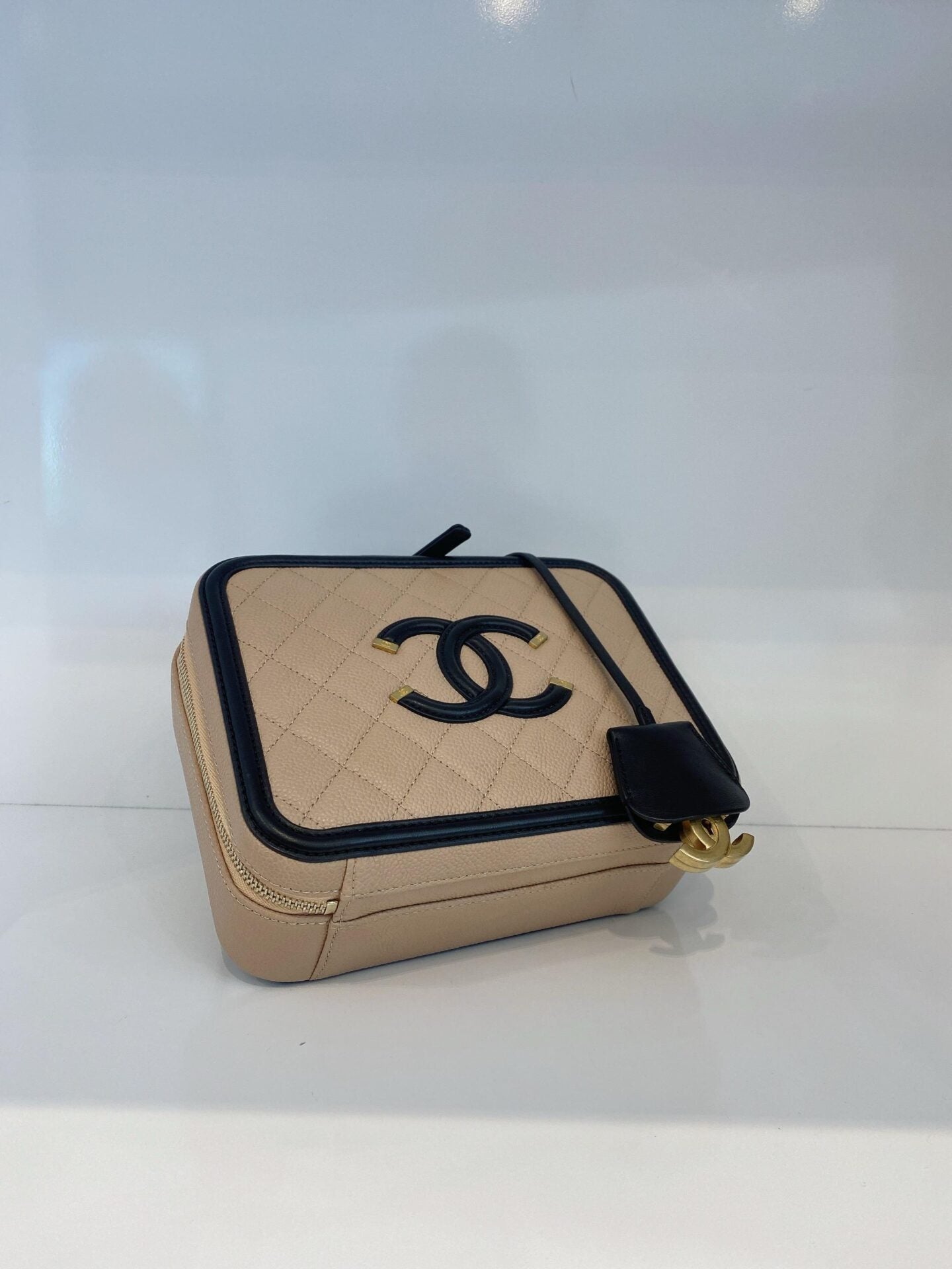 BEIGE BLACK CAVIAR QUILTED LEATHER MEDIUM CC FILIGREE VANITY CASE