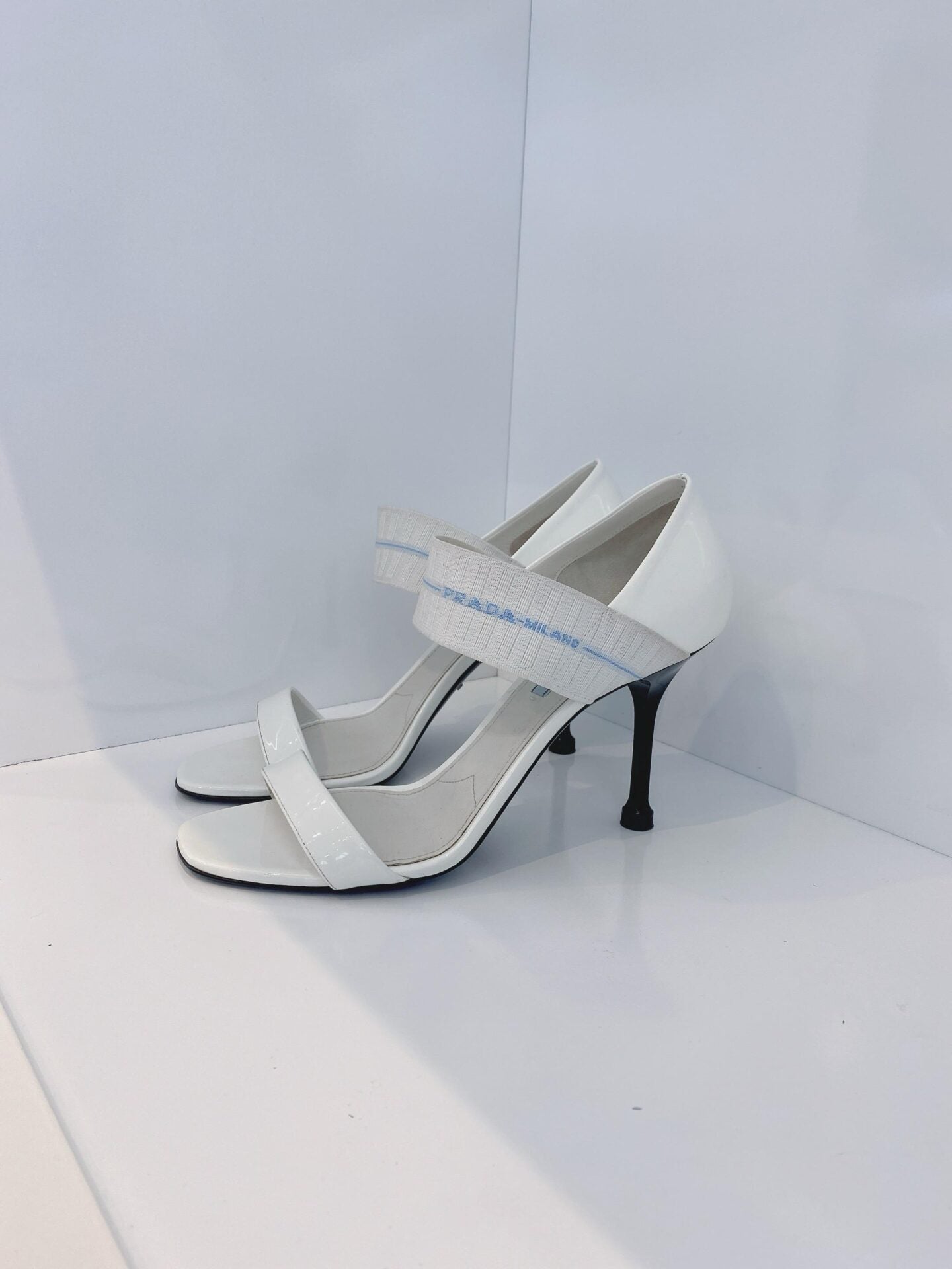 WHITE PATENT LEATHER ELASTIC STRAP OPEN TOE PUMPS 40