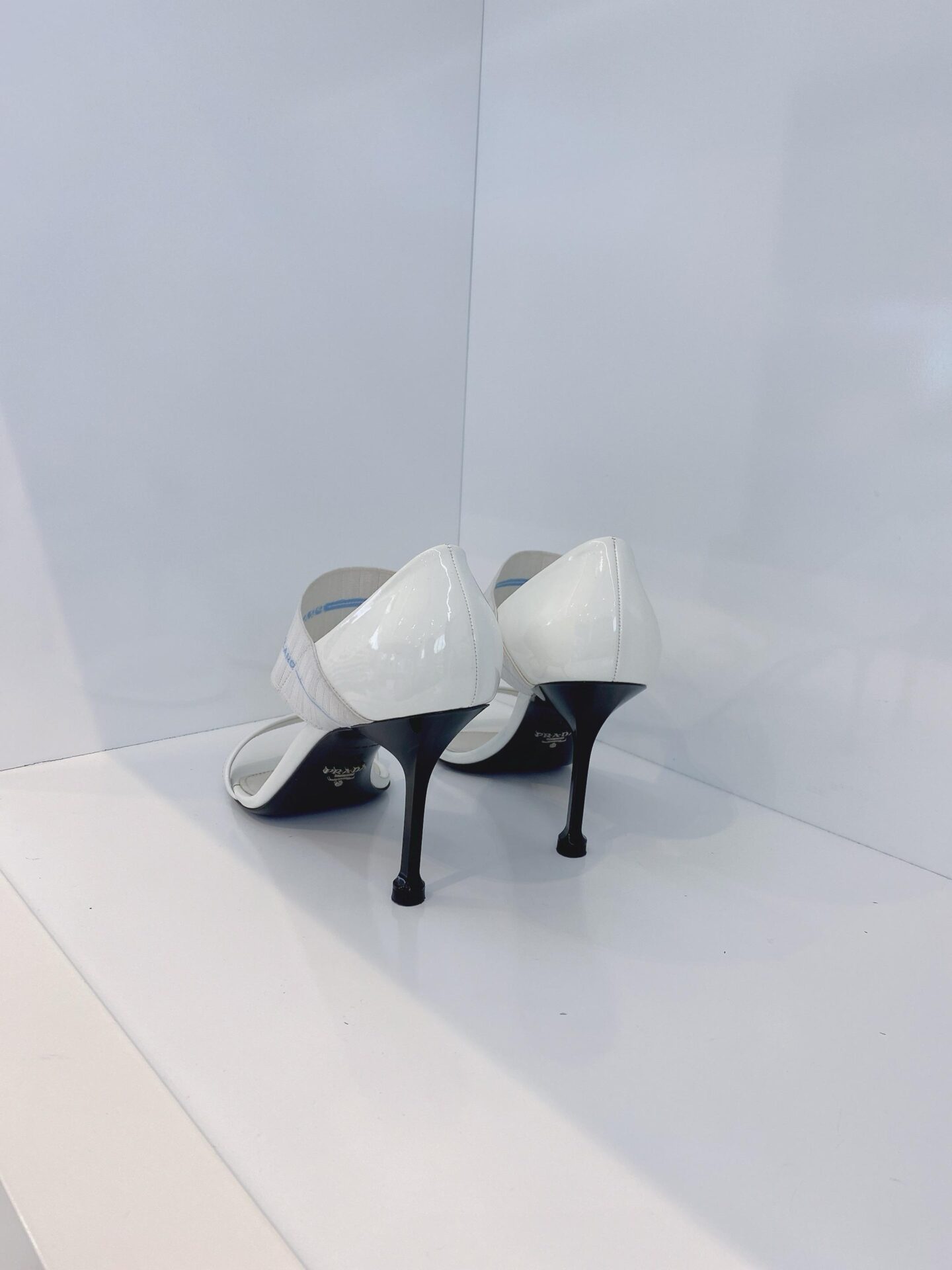 WHITE PATENT LEATHER ELASTIC STRAP OPEN TOE PUMPS 40