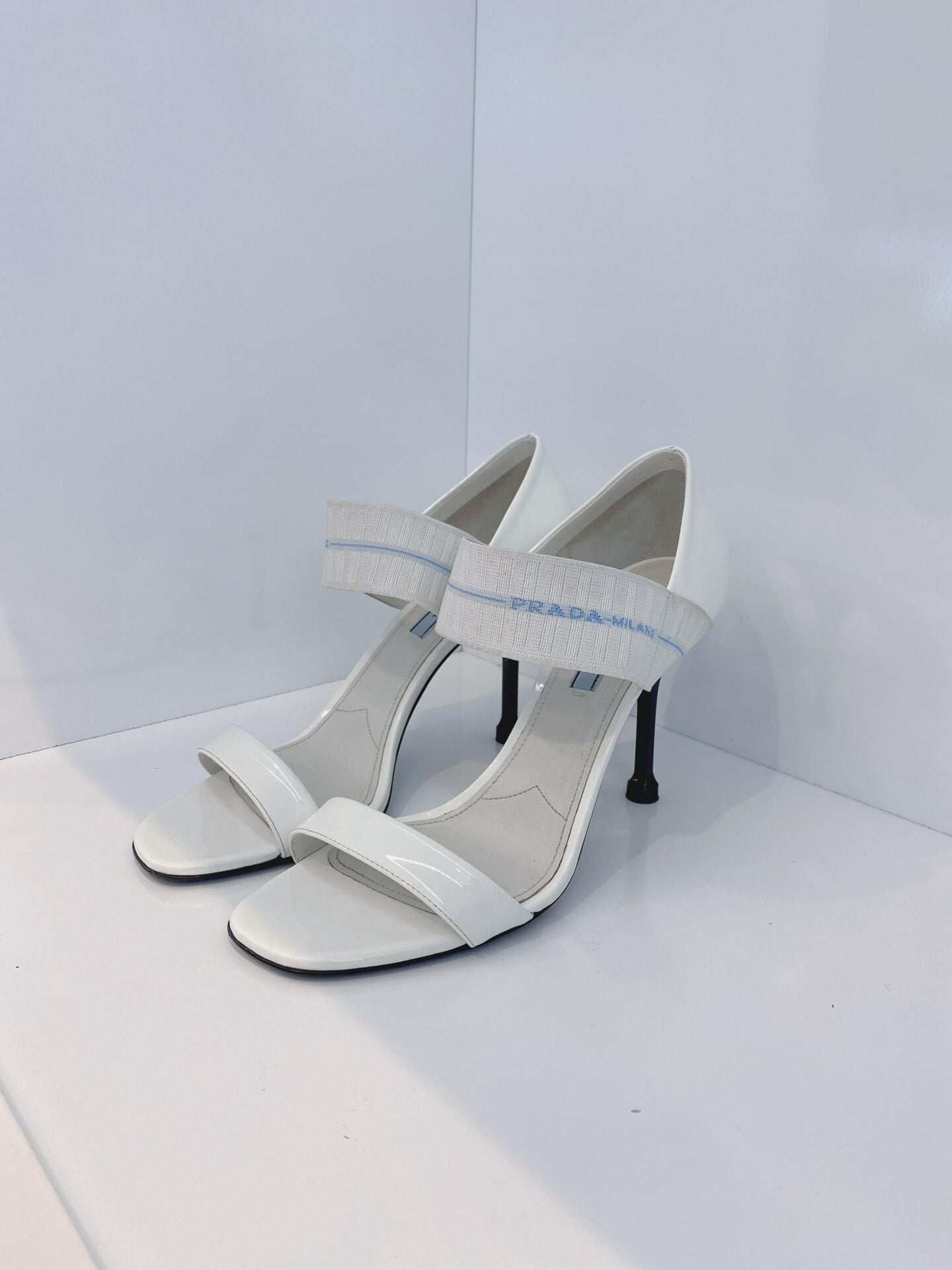 WHITE PATENT LEATHER ELASTIC STRAP OPEN TOE PUMPS 40