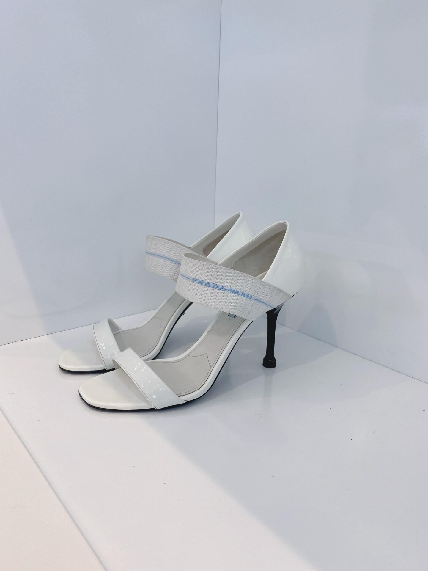 WHITE PATENT LEATHER ELASTIC STRAP OPEN TOE PUMPS 40