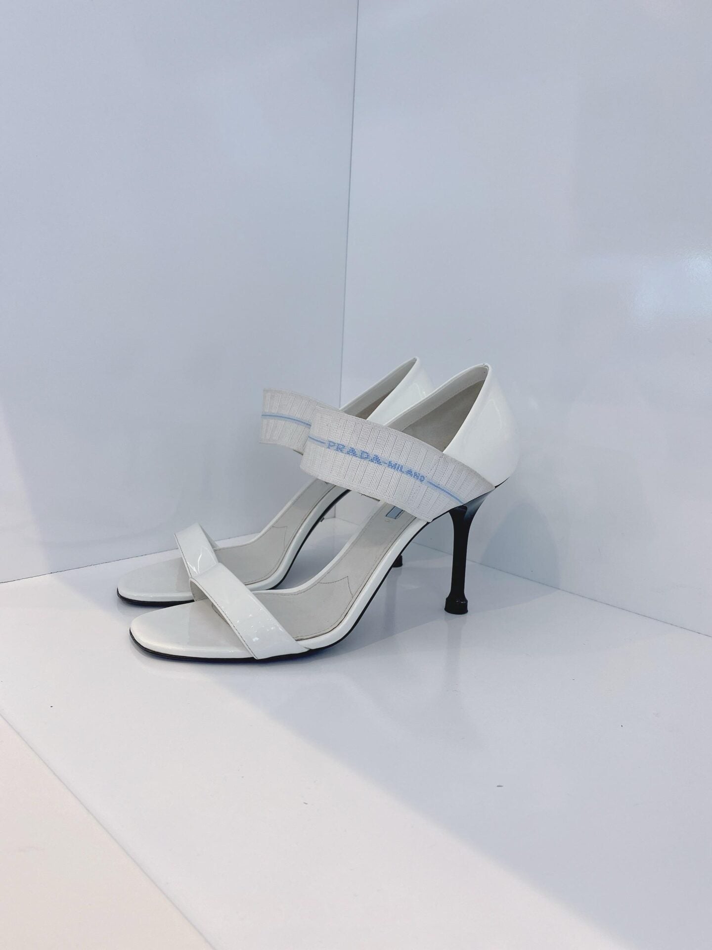 WHITE PATENT LEATHER ELASTIC STRAP OPEN TOE PUMPS 40