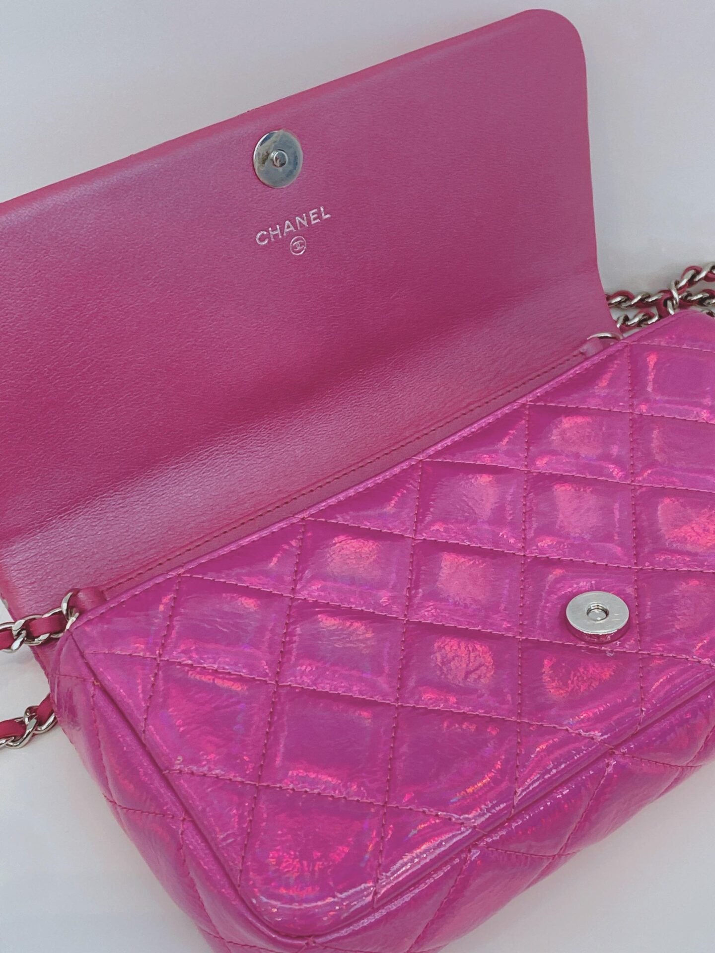 PINK IRIDESCENT QUILTED PATENT LEATHER CC CHAIN CLUTCH