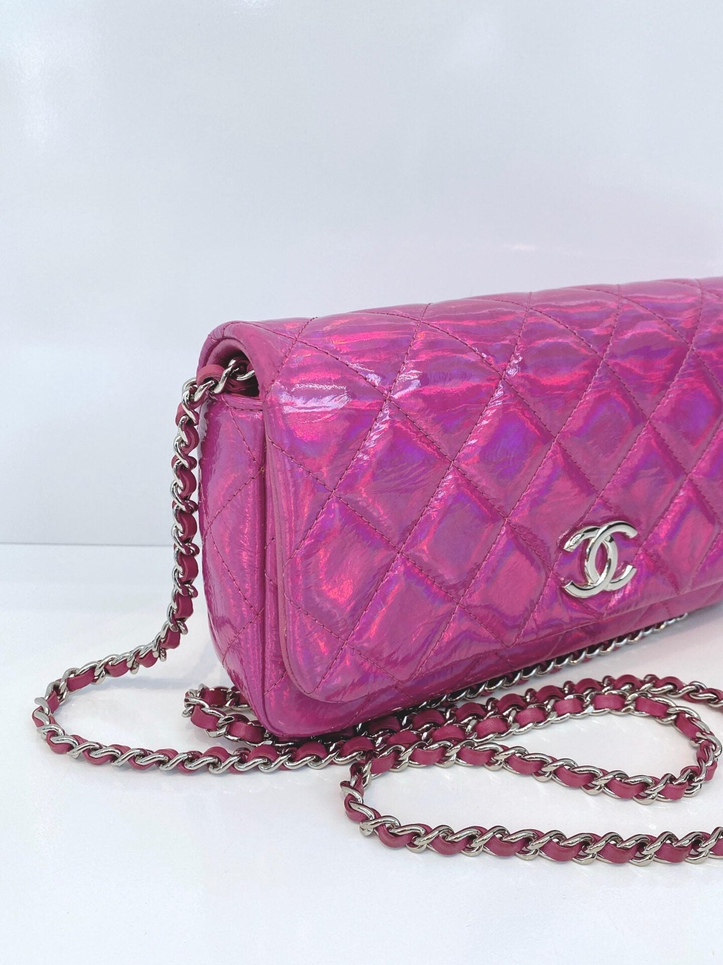 PINK IRIDESCENT QUILTED PATENT LEATHER CC CHAIN CLUTCH