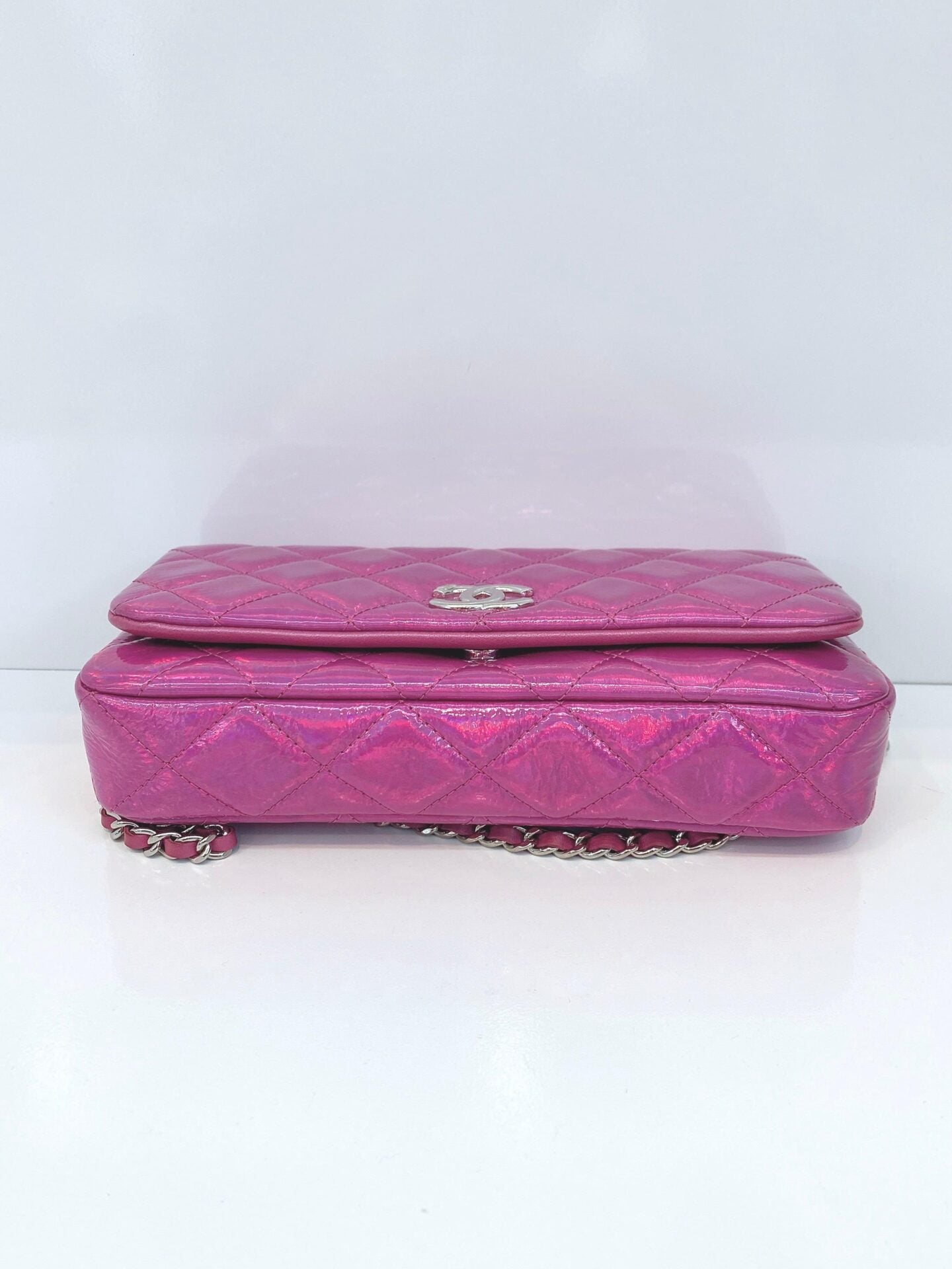 PINK IRIDESCENT QUILTED PATENT LEATHER CC CHAIN CLUTCH