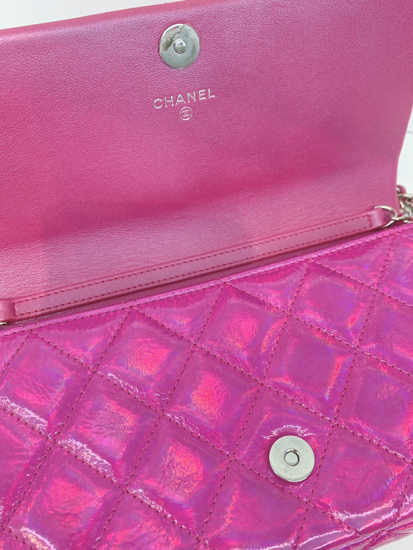 PINK IRIDESCENT QUILTED PATENT LEATHER CC CHAIN CLUTCH