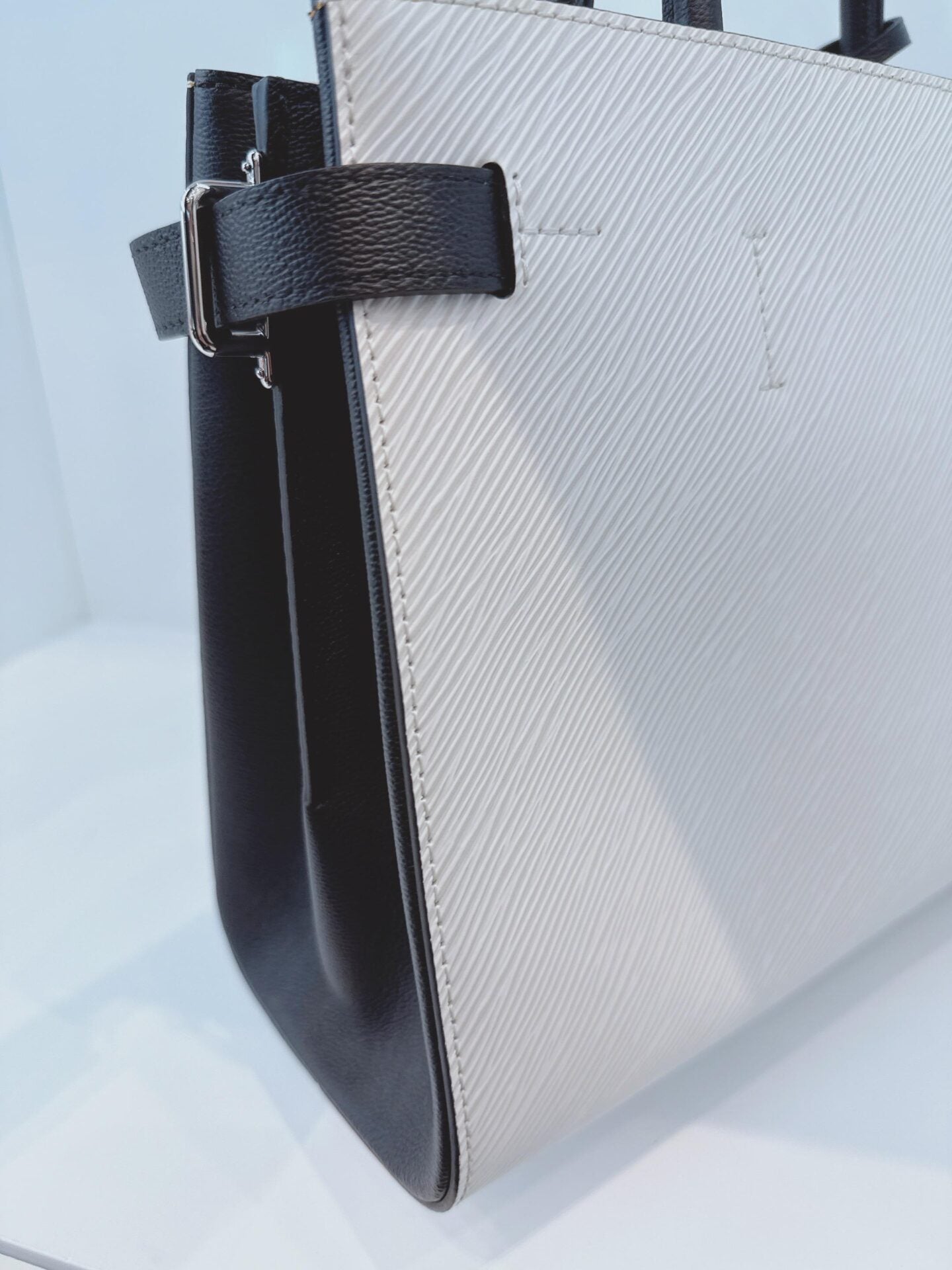 WHITE EPI LEATHER TWIST TOTE BAG