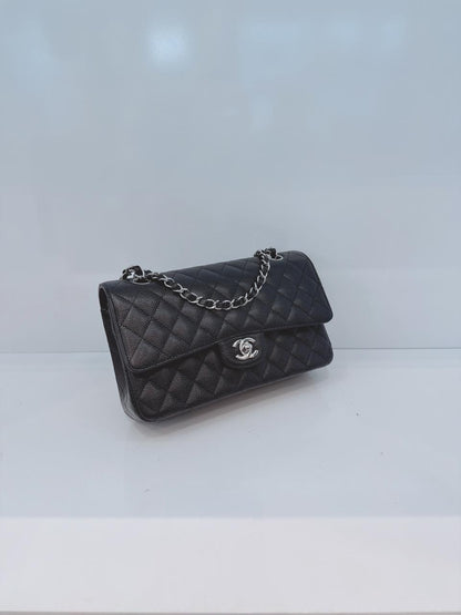 BLACK QUILTED CAVIAR LEATHER MEDIUM CLASSIC DOUBLE FLAP HANDBAG SILVER HARDWARE