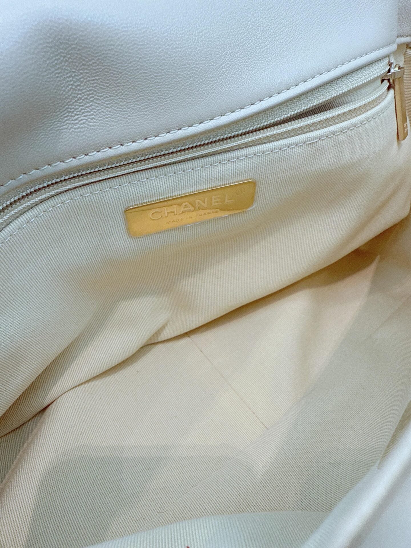 LIGHT BEIGE LAMBSKIN LEATHER MEDIUM CHANEL 19 BAG