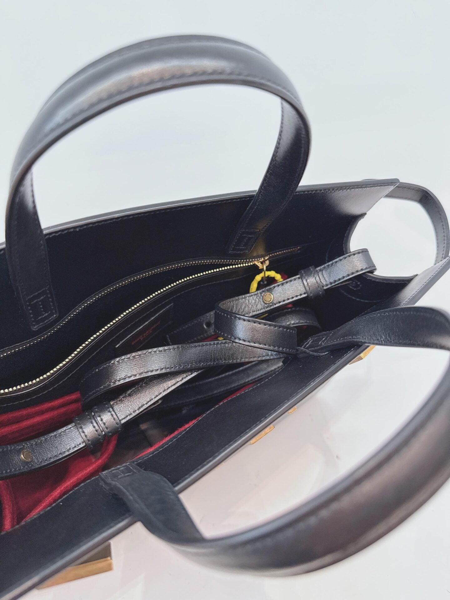 BLACK LEATHER MEDIUM MANHATTAN TOTE BAG