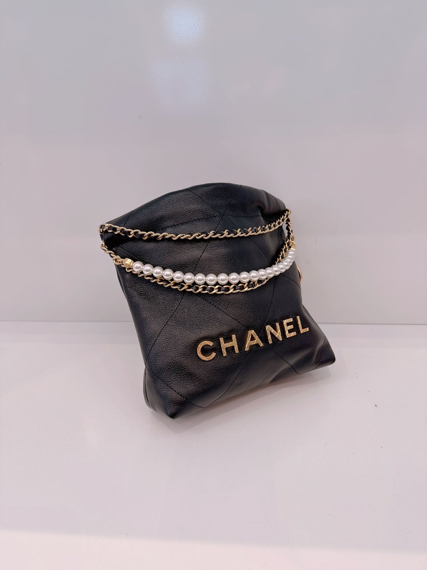 BLACK QUILTED LEATHER MINI CHANEL 22 CHAIN BAG