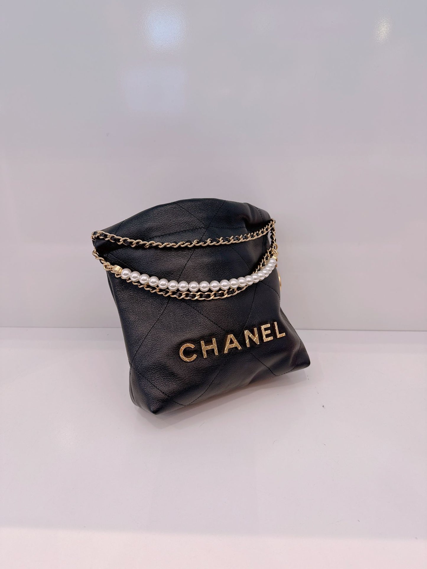 BLACK QUILTED LEATHER MINI CHANEL 22 CHAIN BAG
