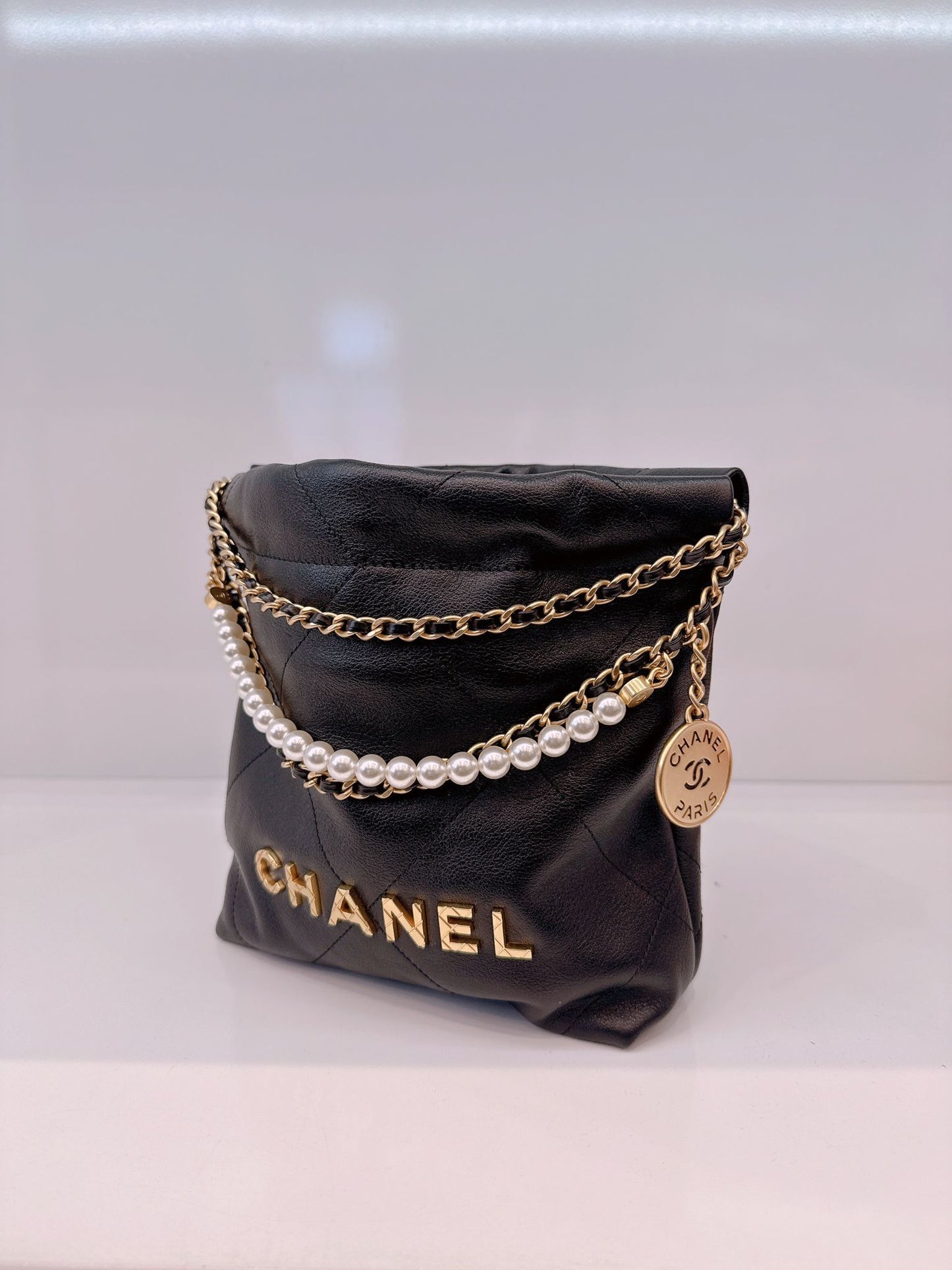 BLACK QUILTED LEATHER MINI CHANEL 22 CHAIN BAG