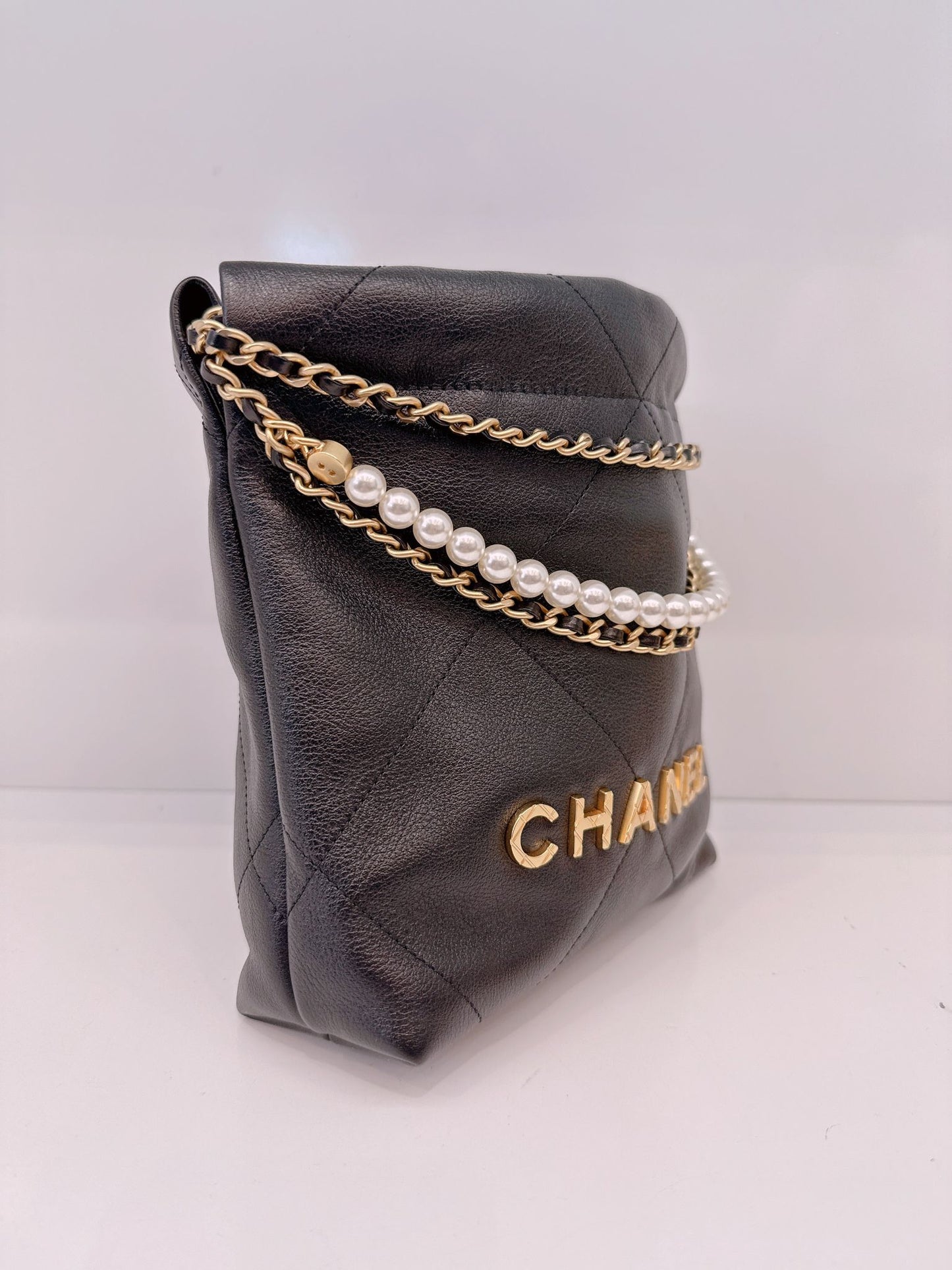BLACK QUILTED LEATHER MINI CHANEL 22 CHAIN BAG