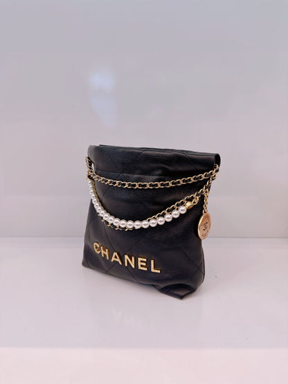BLACK QUILTED LEATHER MINI CHANEL 22 CHAIN BAG
