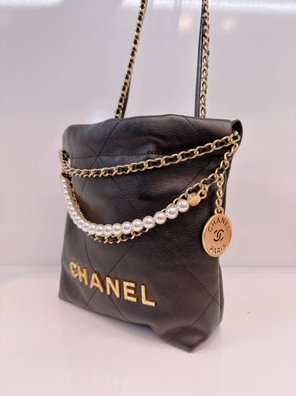 BLACK QUILTED LEATHER MINI CHANEL 22 CHAIN BAG