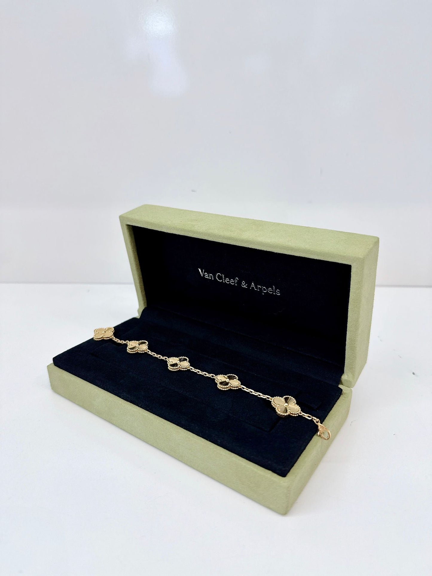 18K YELLOW GOLD VINTAGE ALHAMBRA BRACELET, 5 MOTIFS