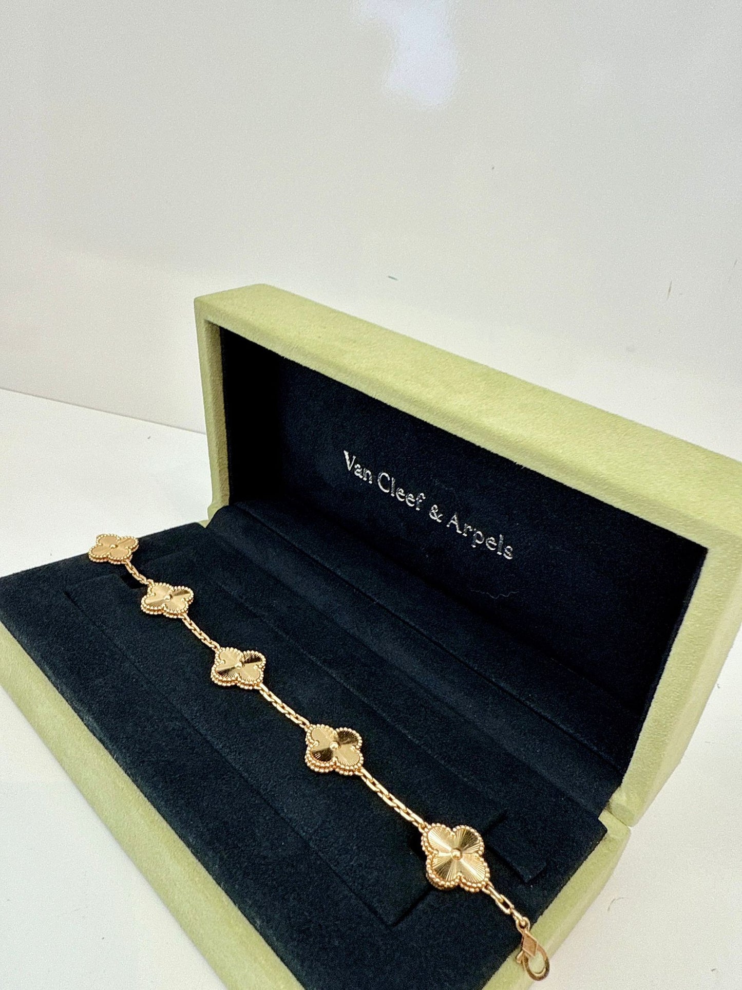18K YELLOW GOLD VINTAGE ALHAMBRA BRACELET, 5 MOTIFS