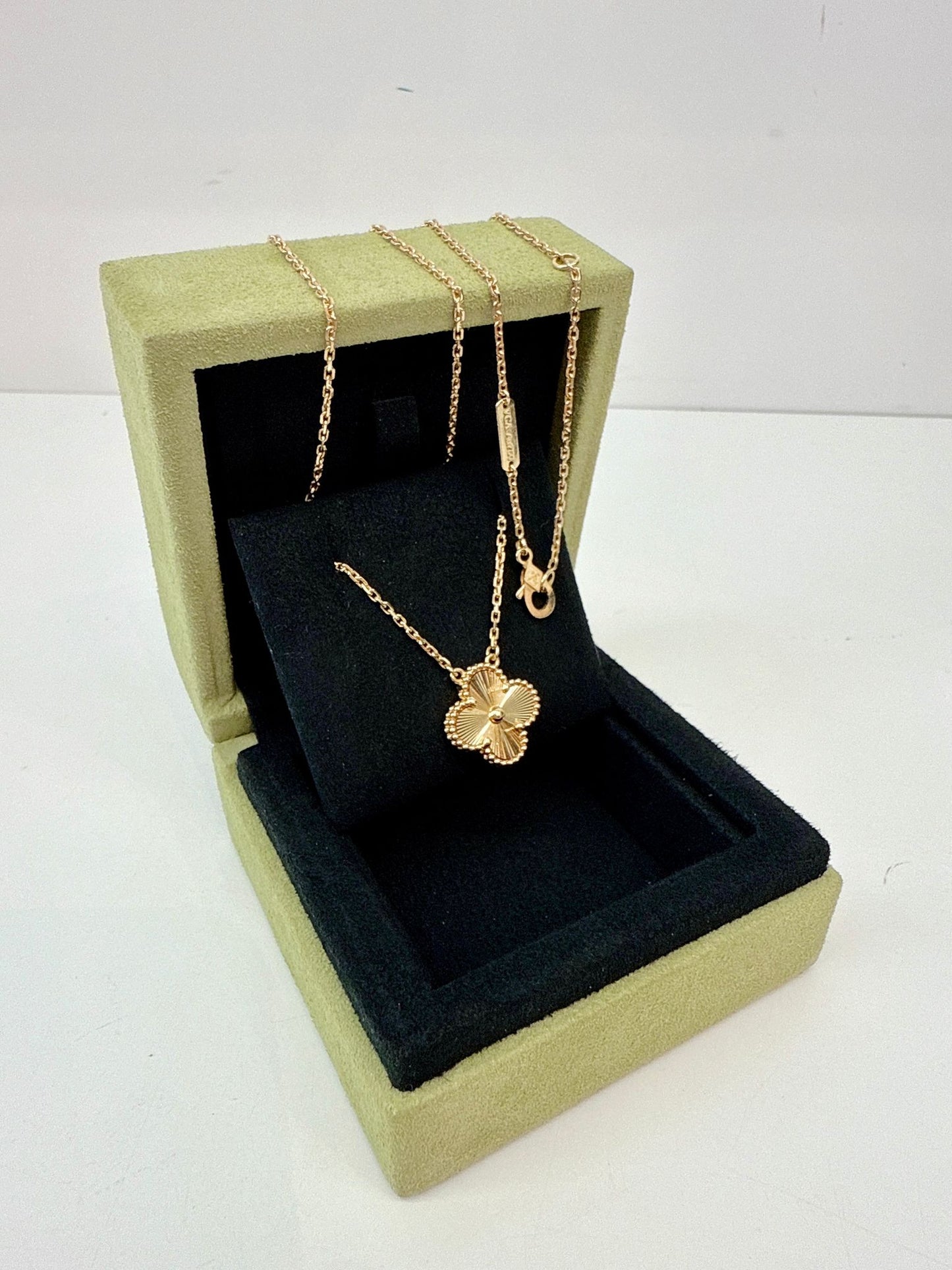 18K YELLOW GOLD VINTAGE ALHAMBRA PENDANT
