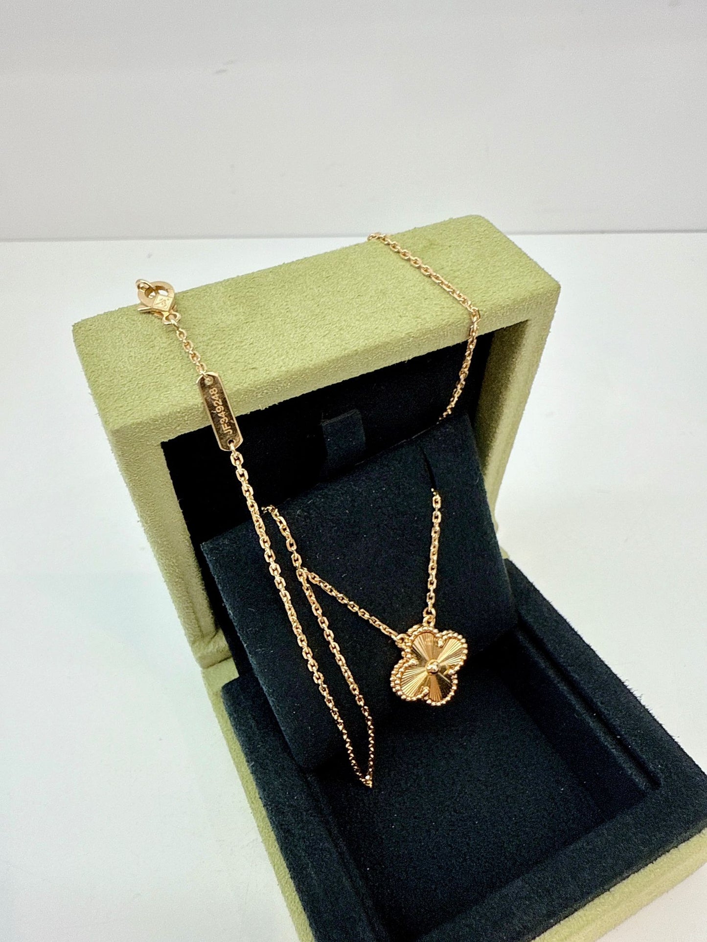 18K YELLOW GOLD VINTAGE ALHAMBRA PENDANT