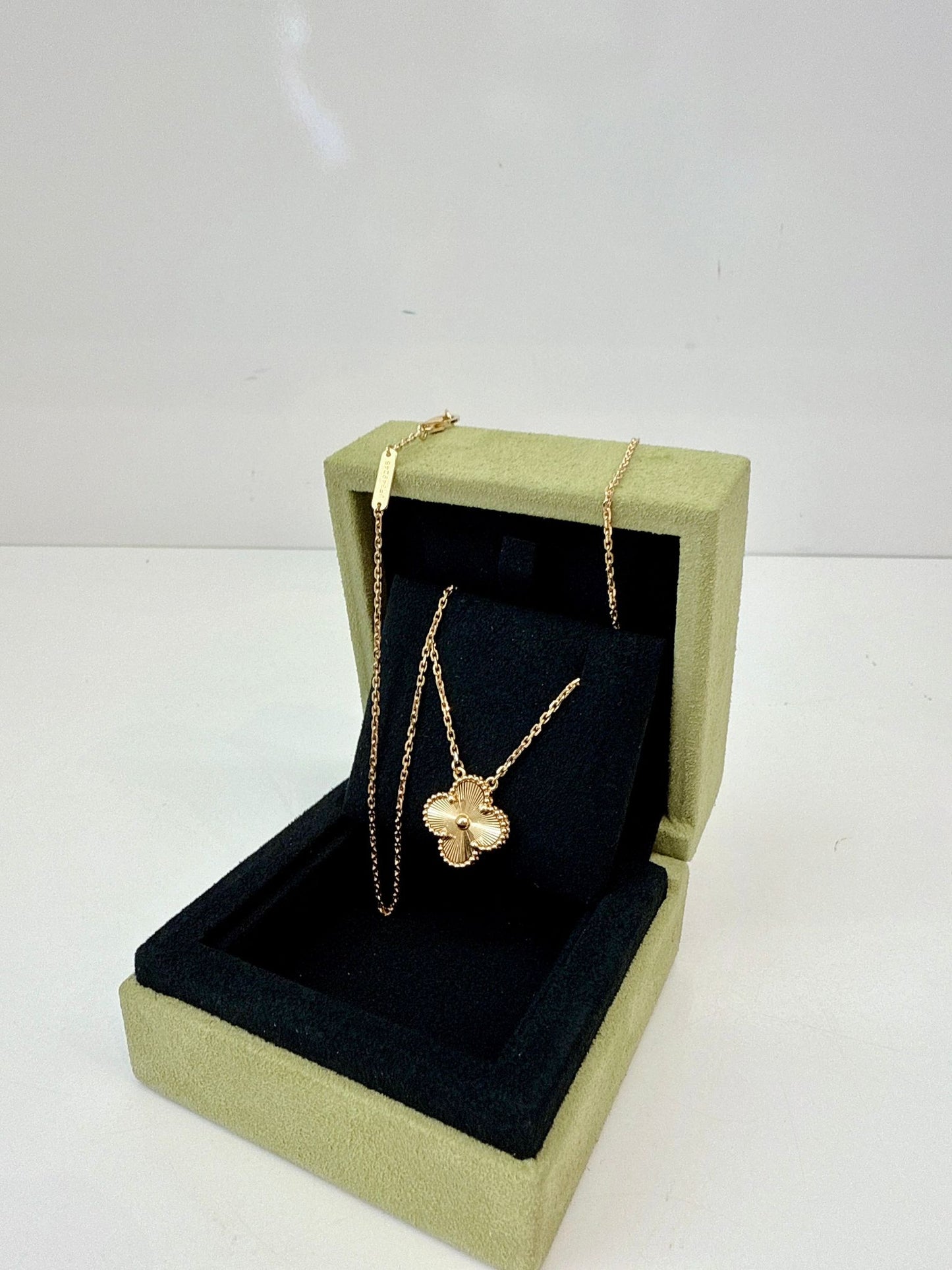 18K YELLOW GOLD VINTAGE ALHAMBRA PENDANT