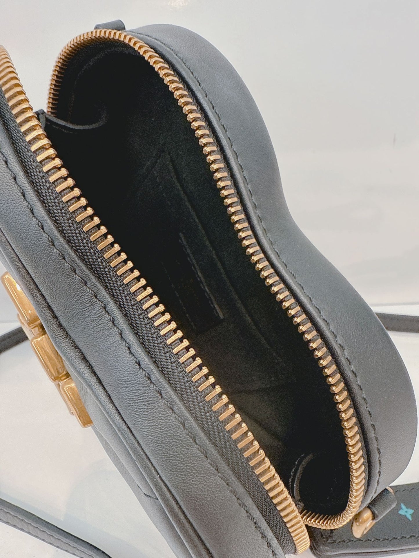 BLACK NEW WAVE HEART BAG