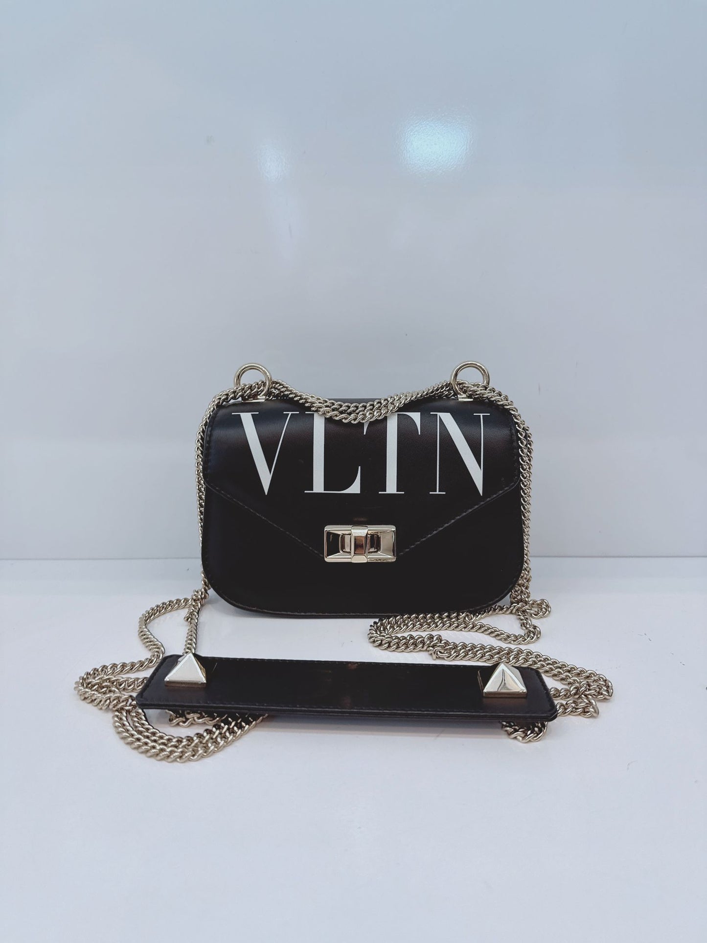 BLACK LEATHER SMALL VLTN CHAIN SHOULDER BAG