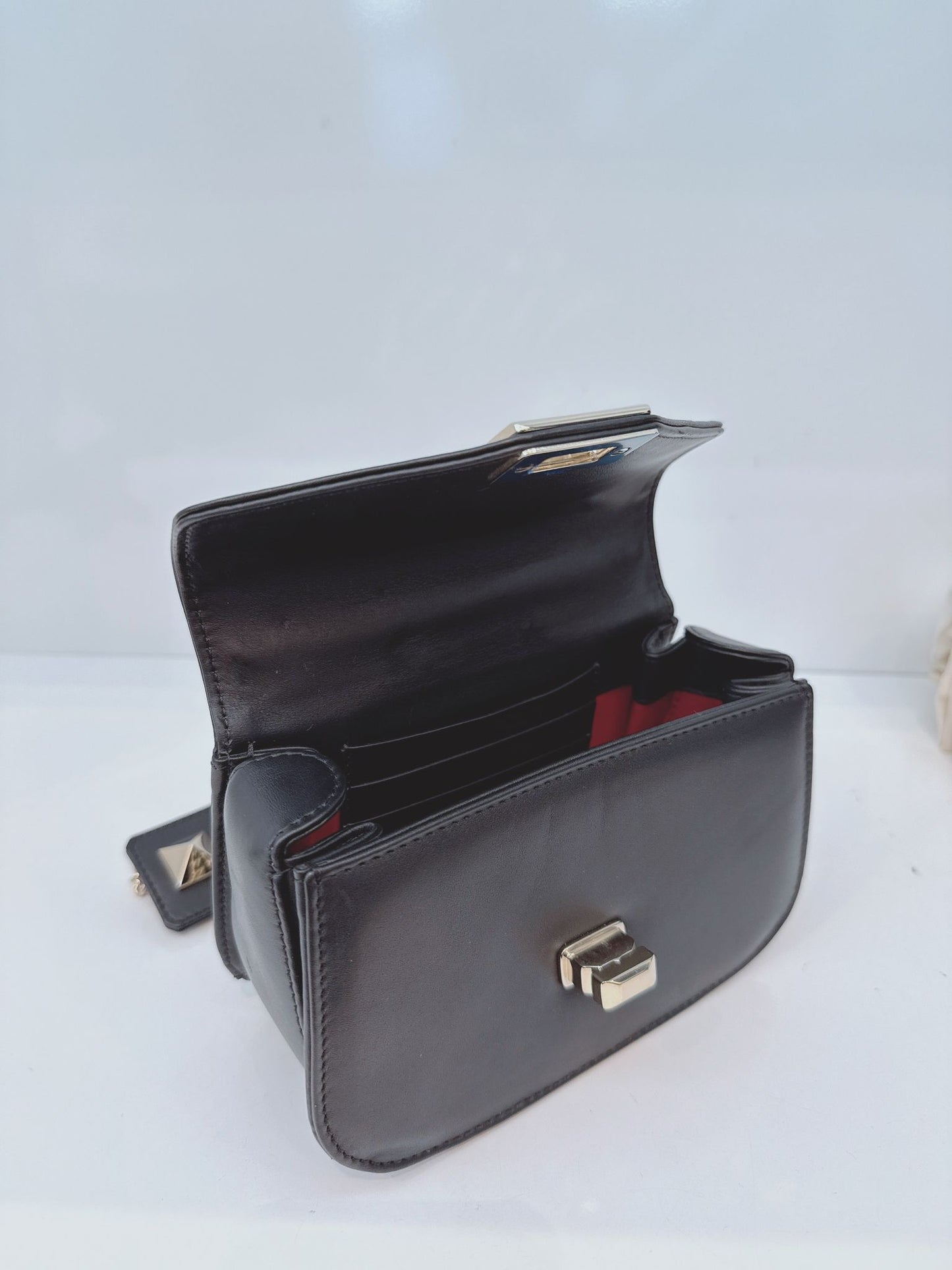 BLACK LEATHER SMALL VLTN CHAIN SHOULDER BAG