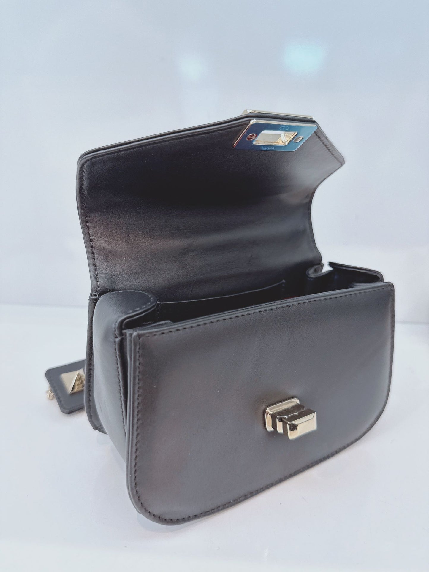 BLACK LEATHER SMALL VLTN CHAIN SHOULDER BAG