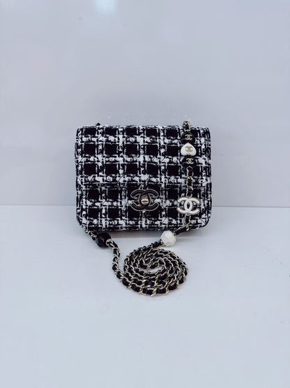 BLACK WHITE SMALL CLASSIC FLAP HOUNDSTOOTH TWEED SHOULDER BAG