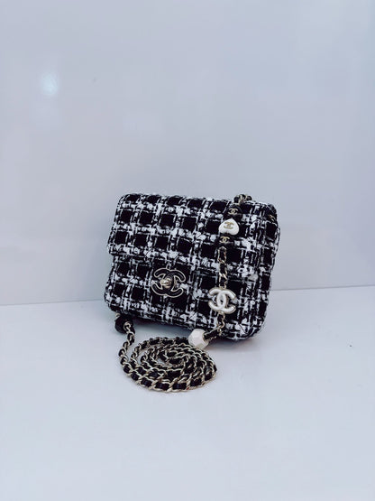 BLACK WHITE SMALL CLASSIC FLAP HOUNDSTOOTH TWEED SHOULDER BAG