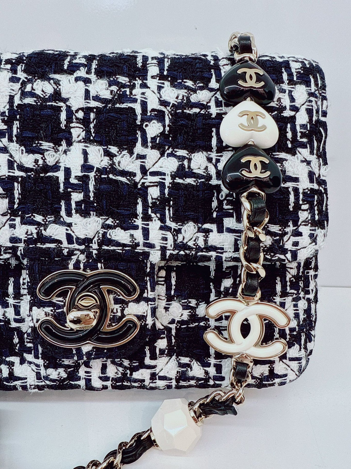 BLACK WHITE SMALL CLASSIC FLAP HOUNDSTOOTH TWEED SHOULDER BAG