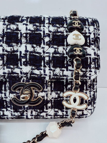 BLACK WHITE SMALL CLASSIC FLAP HOUNDSTOOTH TWEED SHOULDER BAG