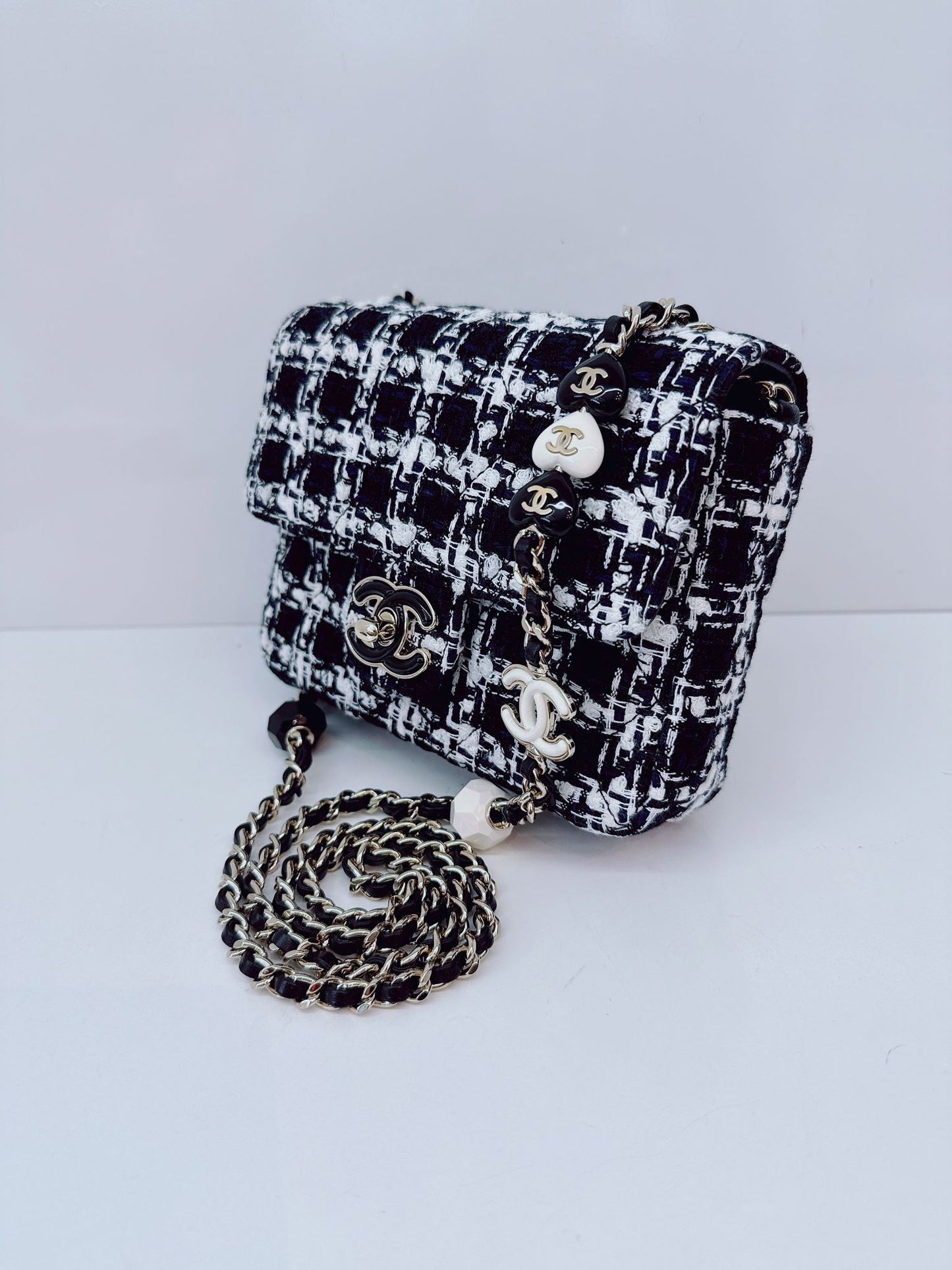 BLACK WHITE SMALL CLASSIC FLAP HOUNDSTOOTH TWEED SHOULDER BAG