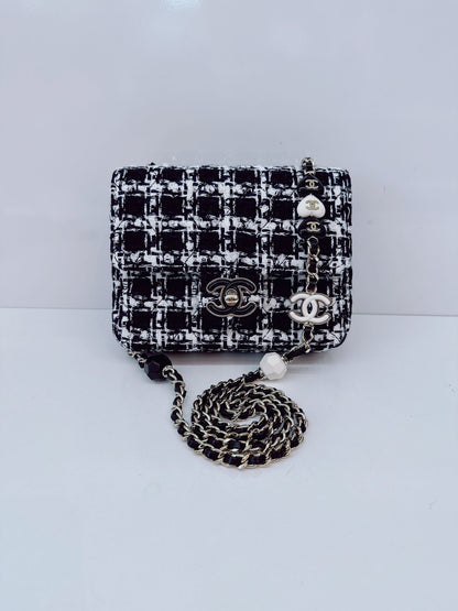 BLACK WHITE SMALL CLASSIC FLAP HOUNDSTOOTH TWEED SHOULDER BAG