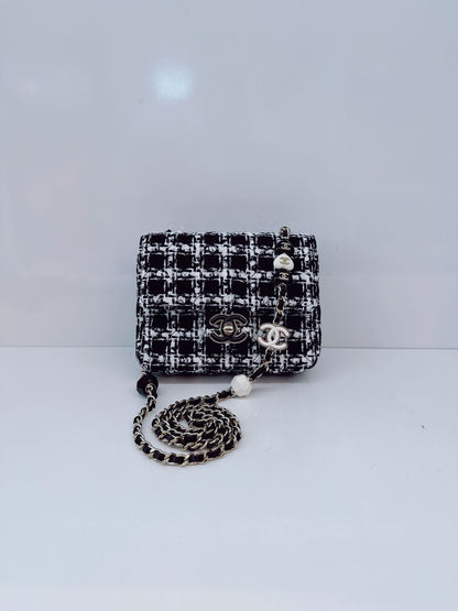 BLACK WHITE SMALL CLASSIC FLAP HOUNDSTOOTH TWEED SHOULDER BAG