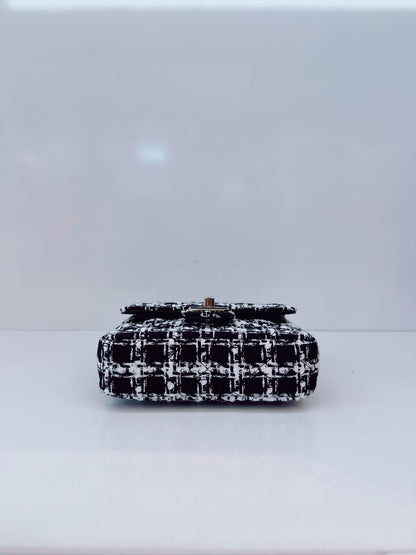 BLACK WHITE SMALL CLASSIC FLAP HOUNDSTOOTH TWEED SHOULDER BAG
