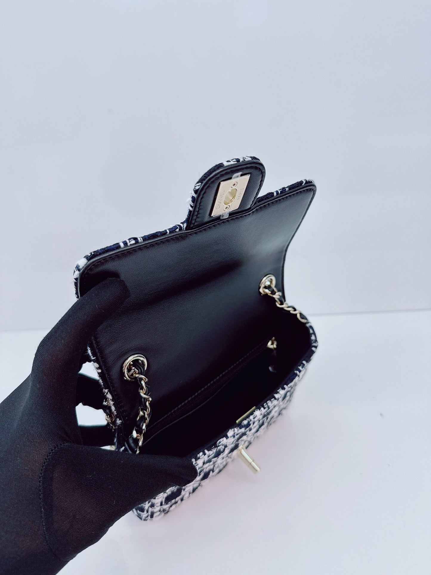 BLACK WHITE SMALL CLASSIC FLAP HOUNDSTOOTH TWEED SHOULDER BAG