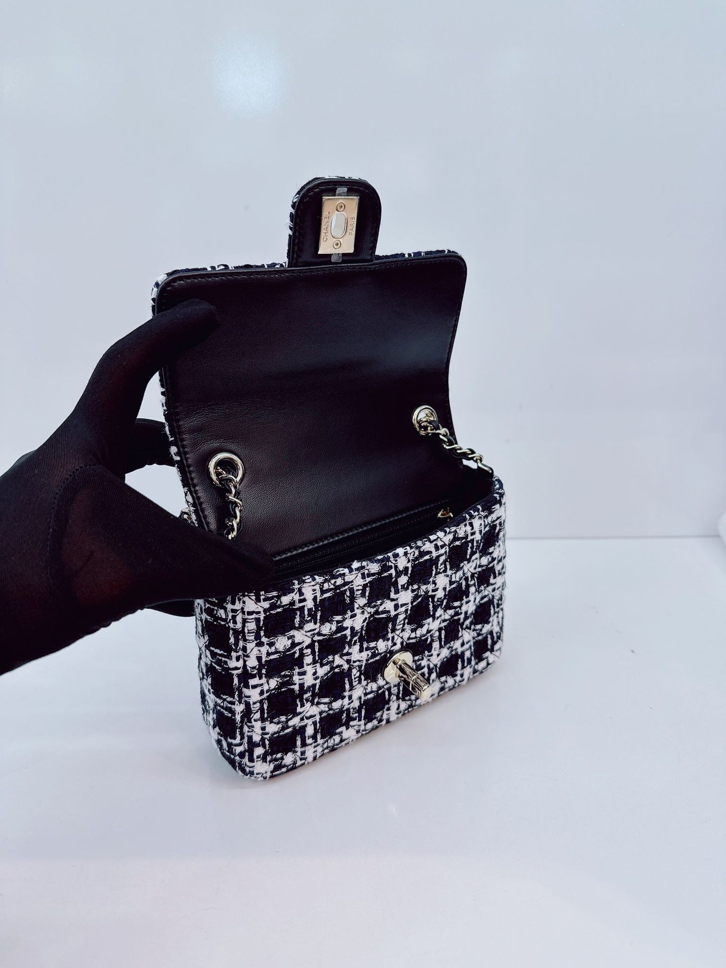 BLACK WHITE SMALL CLASSIC FLAP HOUNDSTOOTH TWEED SHOULDER BAG