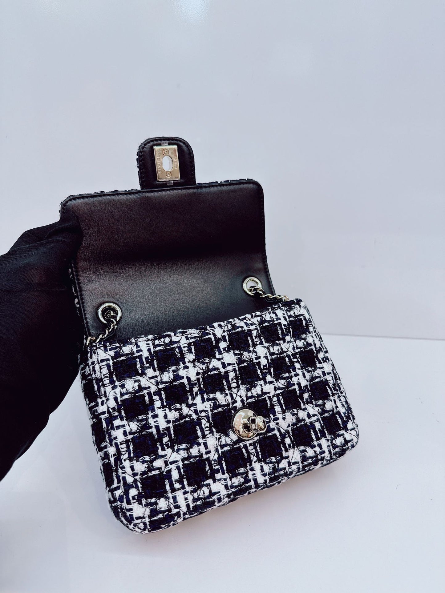 BLACK WHITE SMALL CLASSIC FLAP HOUNDSTOOTH TWEED SHOULDER BAG