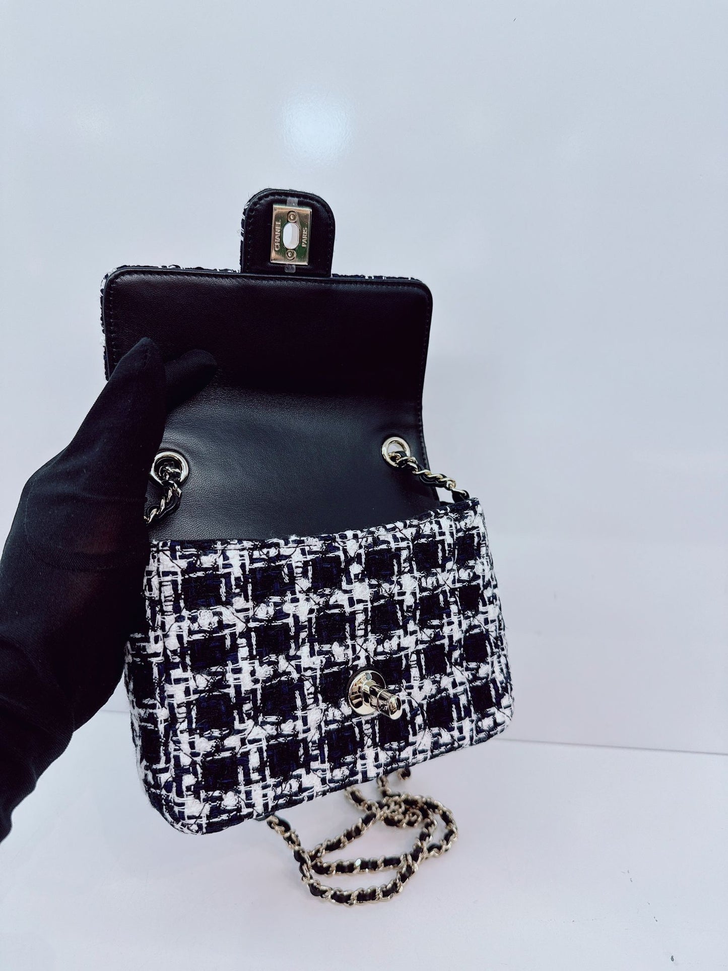 BLACK WHITE SMALL CLASSIC FLAP HOUNDSTOOTH TWEED SHOULDER BAG