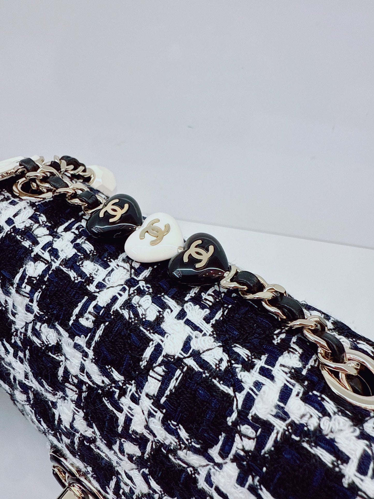 BLACK WHITE SMALL CLASSIC FLAP HOUNDSTOOTH TWEED SHOULDER BAG