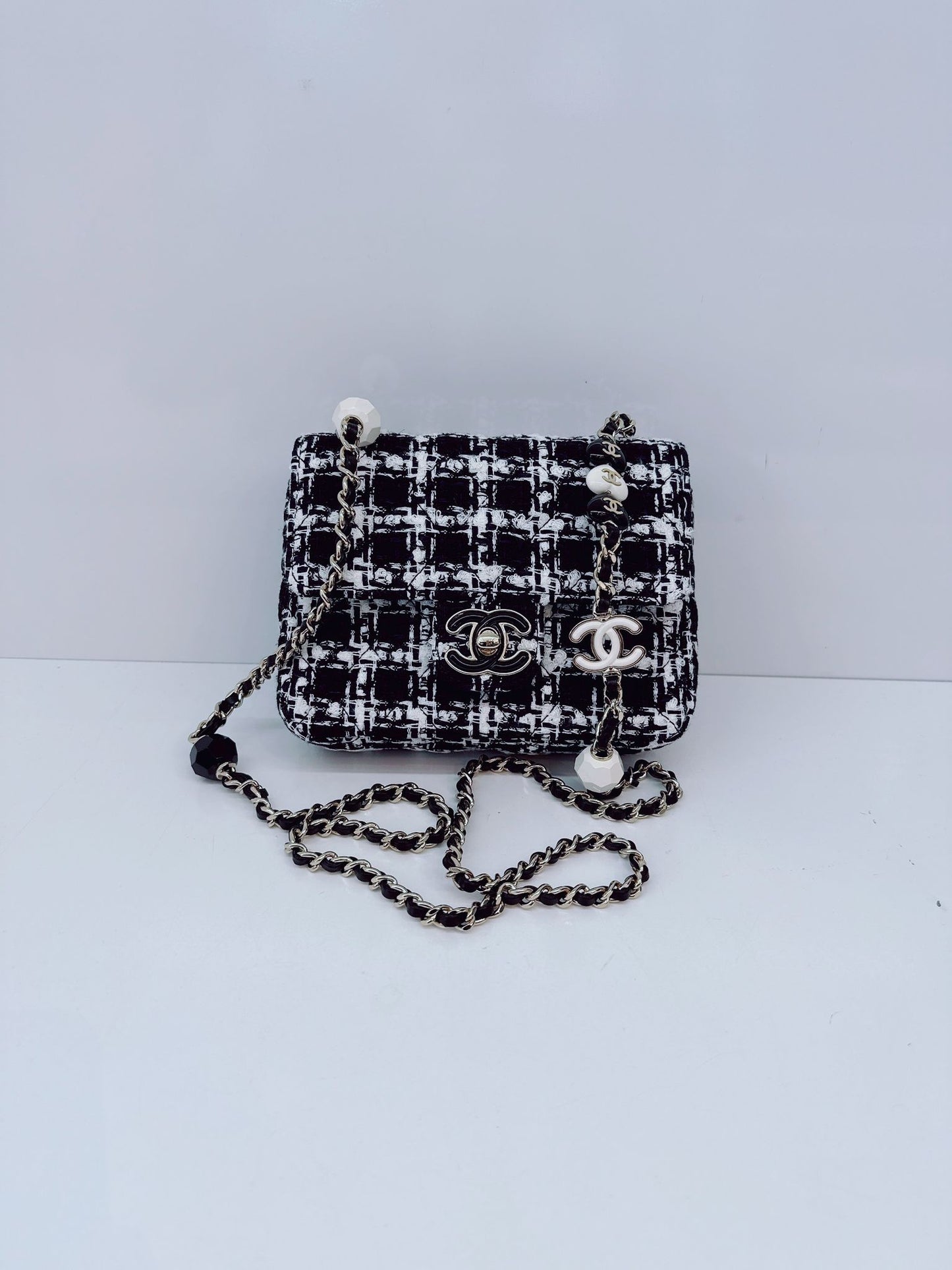 BLACK WHITE SMALL CLASSIC FLAP HOUNDSTOOTH TWEED SHOULDER BAG