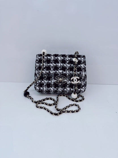 BLACK WHITE SMALL CLASSIC FLAP HOUNDSTOOTH TWEED SHOULDER BAG