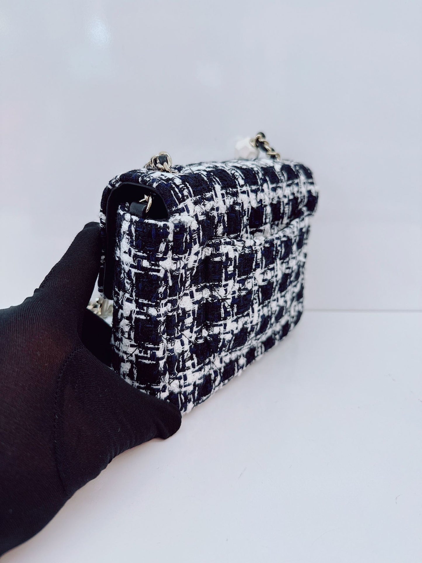 BLACK WHITE SMALL CLASSIC FLAP HOUNDSTOOTH TWEED SHOULDER BAG