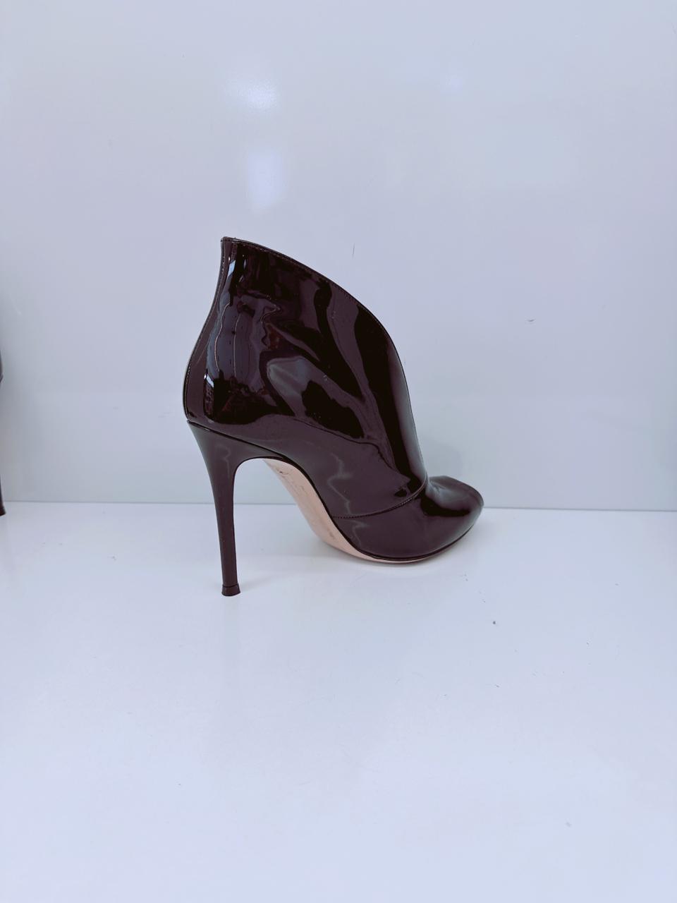 BLACK PATENT LEATHER PEEP TOE BOOTIES 38.5