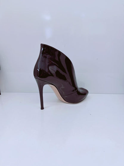 BLACK PATENT LEATHER PEEP TOE BOOTIES 38.5