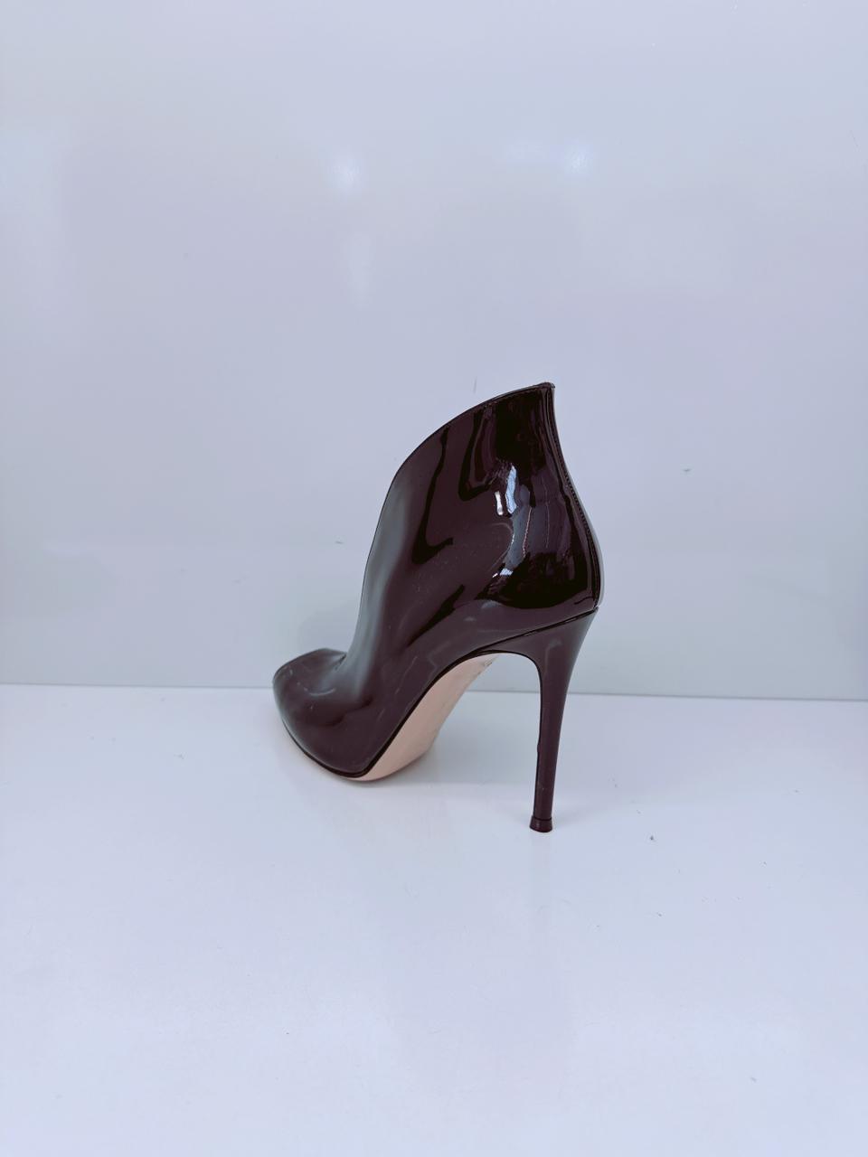 BLACK PATENT LEATHER PEEP TOE BOOTIES 38.5